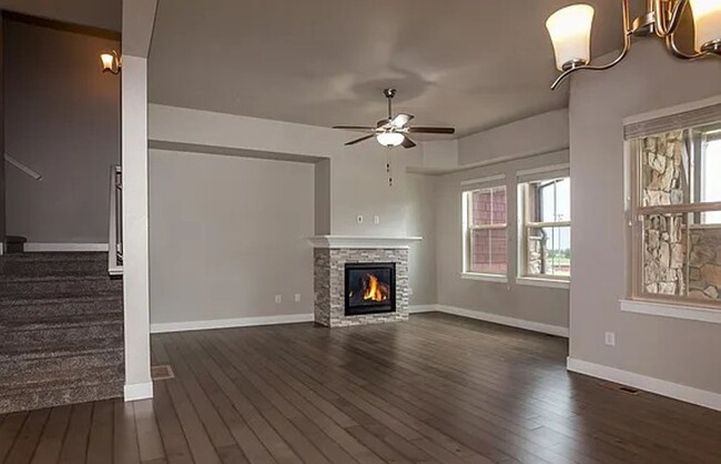 Building Photo - Great Townhouse in Windsor