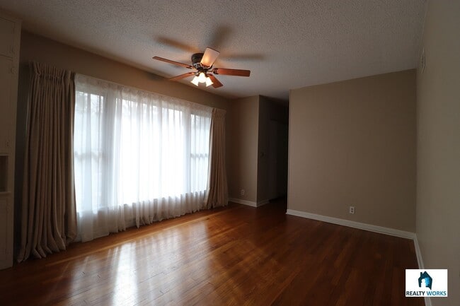 Building Photo - Amazing 2 bed Home!