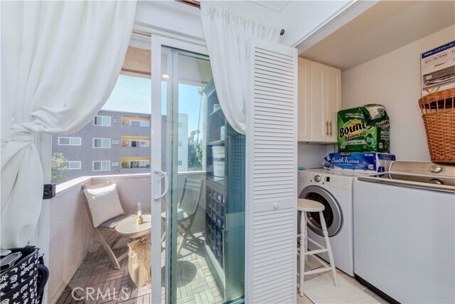 Building Photo - 358 S Gramercy Pl
