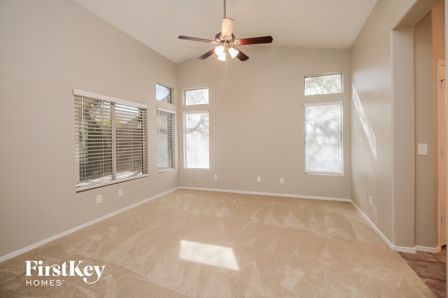 Building Photo - 701 E Cantebria Dr