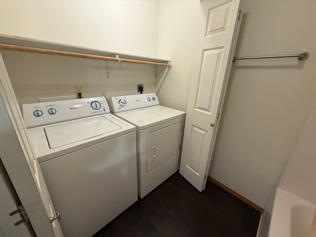 Building Photo - Upper 2 Bed 1 Bath