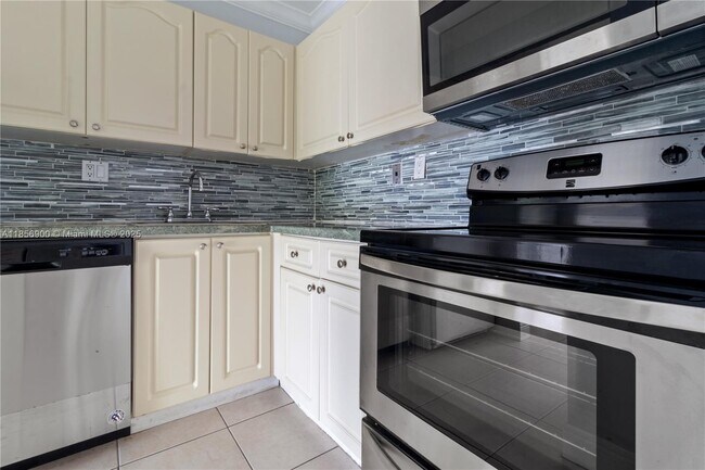 Building Photo - 10413 N Kendall Dr