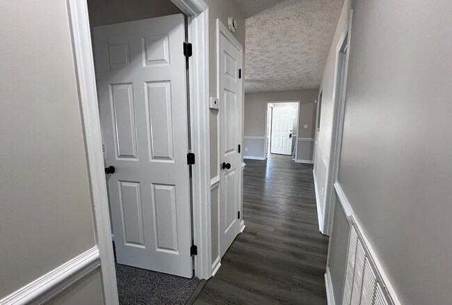 Building Photo - NEW LISTING!!!!!