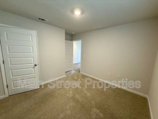 Building Photo - 5260 Peach Dr