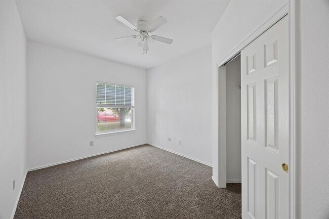 Building Photo - 914 N Creek Blvd