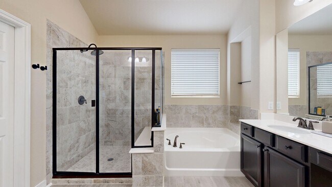 Building Photo - Spacious 4-bedroom, 2.5 bath, 3 car garage...