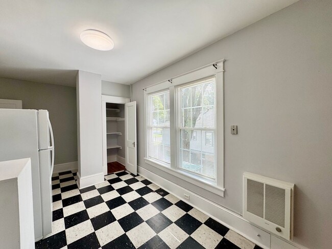 Building Photo - A Great Place to Call Home! Upstairs Apart...