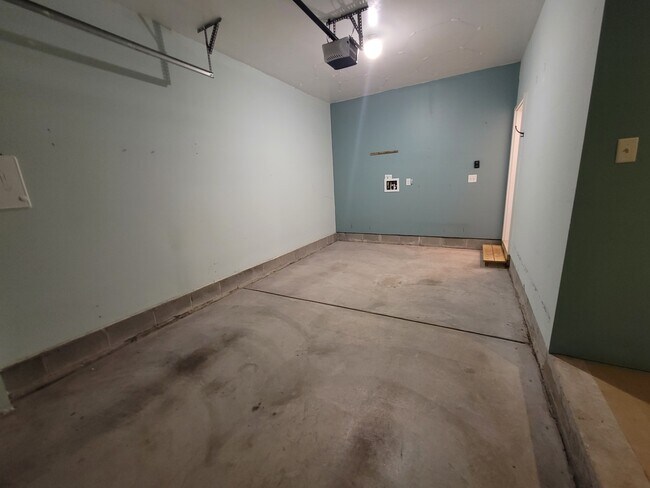 Building Photo - 4969 Almandine Ave