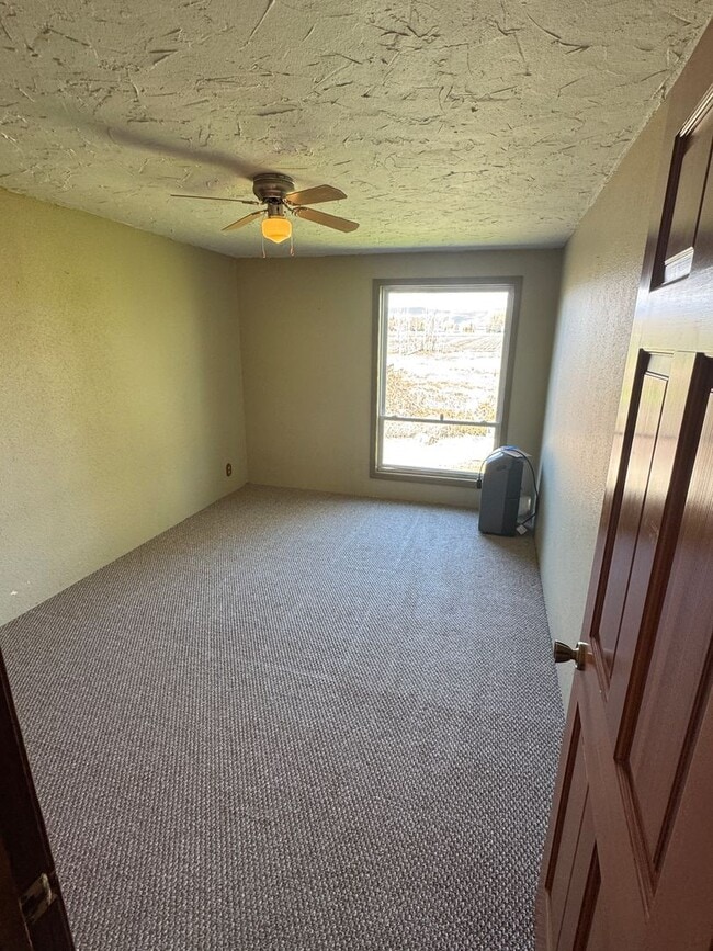 Building Photo - 3 Bedroom Home on Two Acres