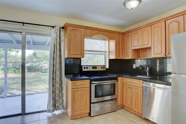 Building Photo - 3 bedroom in Hollywood FL 33024