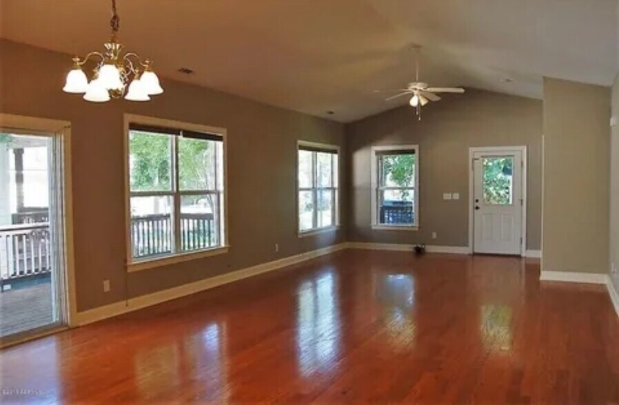 Building Photo - 8 Lagaree Ct