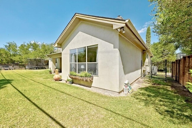 Building Photo - 1005 Ottawa Dr