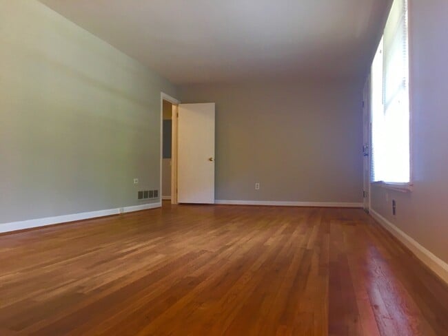 Building Photo - 3 bed 1.5 Bath in Decatur!