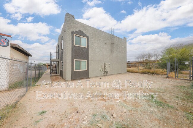 Building Photo - 312 E 24th St