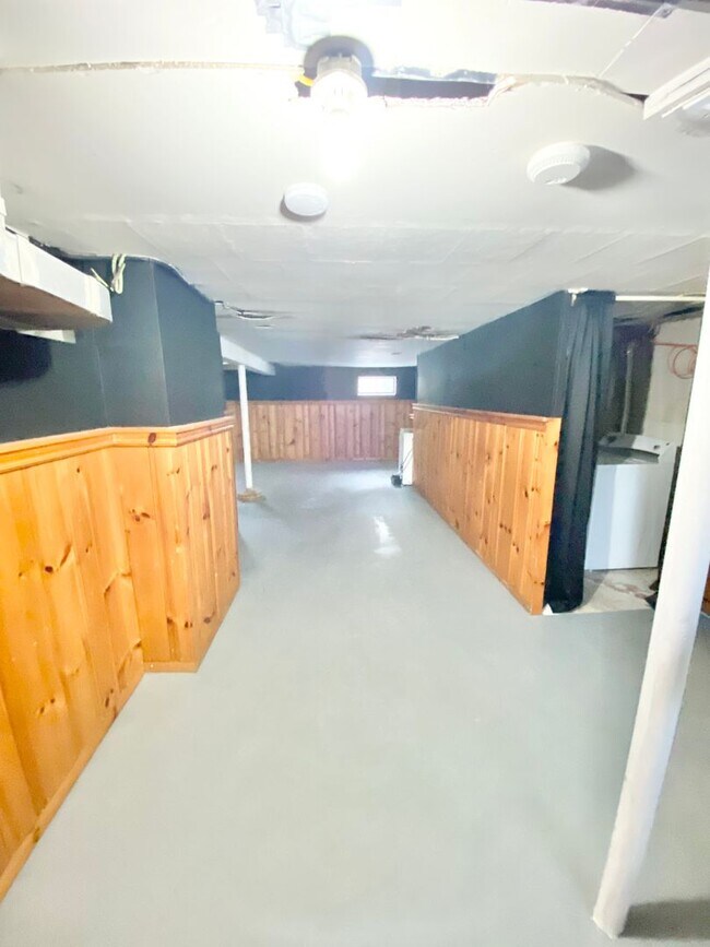 Building Photo - Newly Renovated 2 Bedroom Home in South Burlington Available 2/1