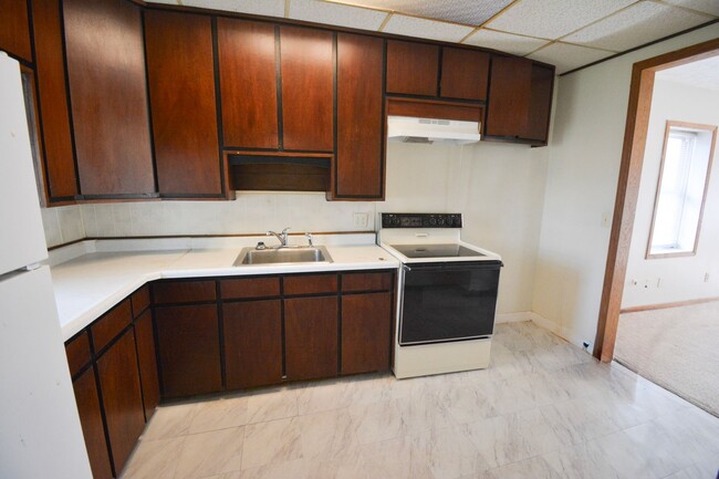 Building Photo - Cute house, great location, move in and make it your home!