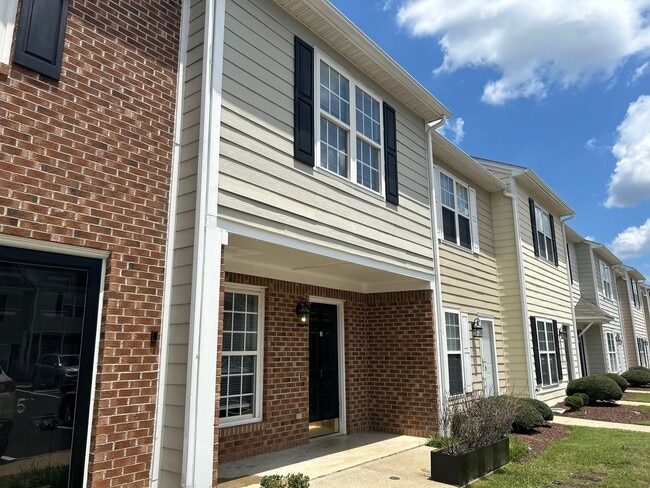 Building Photo - Updated 2 Bed | 2.5 Bath Townhouse in Clay...