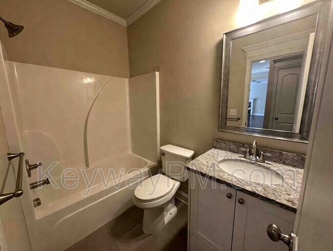 Building Photo - 688 Tree Top Trl