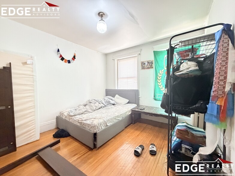 Building Photo - 160 Strathmore Rd