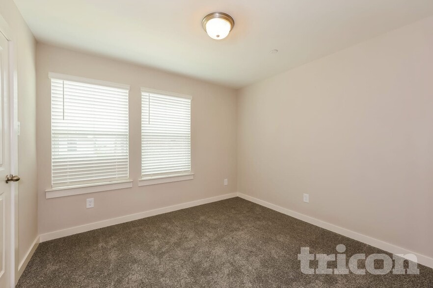 Building Photo - 217 Holbeck Cir