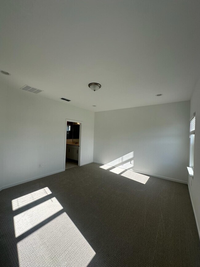 Building Photo - 572 Silver Landing Dr