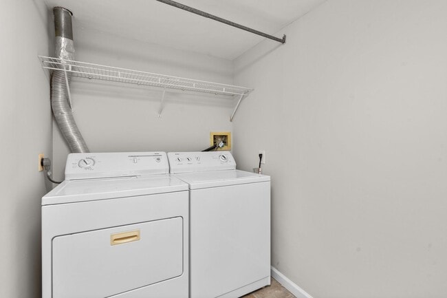 Building Photo - 3 Bed 2 Full Bath/2 Half Bath - Rockville Townhouse - Move In Ready