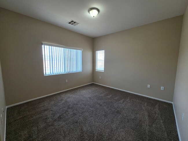 Building Photo - A Fabulous 3 Bedroom Townhouse close to NA...