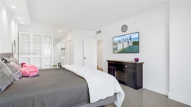 Building Photo - 300 Bayview Dr