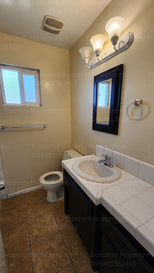 Building Photo - 2 bedroom, 1.5 bathroom townhome located near schools, shopping, restaurants, & Kern Medical Hosp...