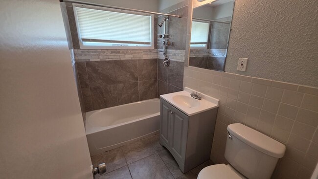 Building Photo - Beautiful 4 Bed, 2 Bath Home in Kansas City