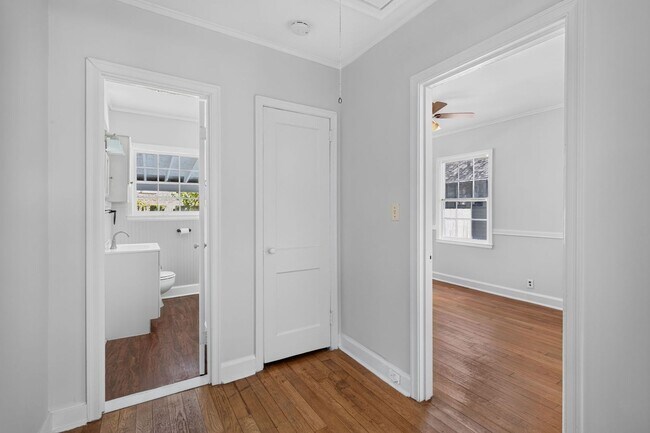 Building Photo - 216 E 57th St