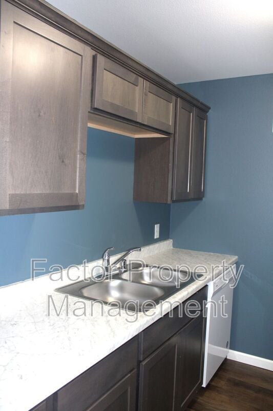 Building Photo - 561 S Elk St