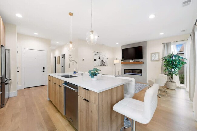 Building Photo - 2110 W Washington Blvd