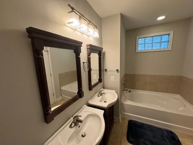 Building Photo - Charming 1925 Craftsman Bungalow in Downto...