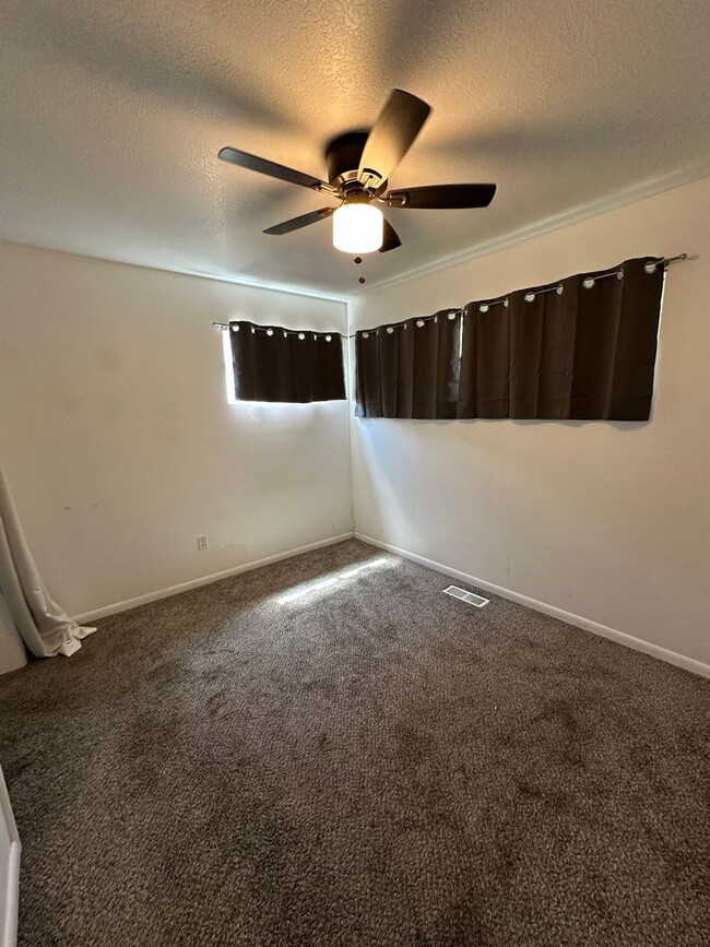 Building Photo - Charming basement apartment