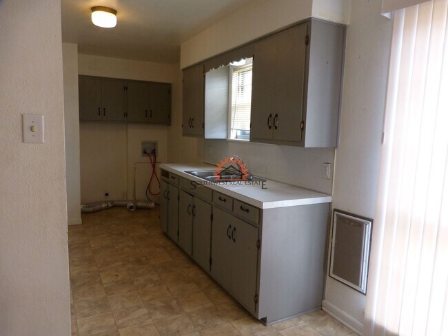 Building Photo - Cute 3 bedroom home with a 1 car garage.