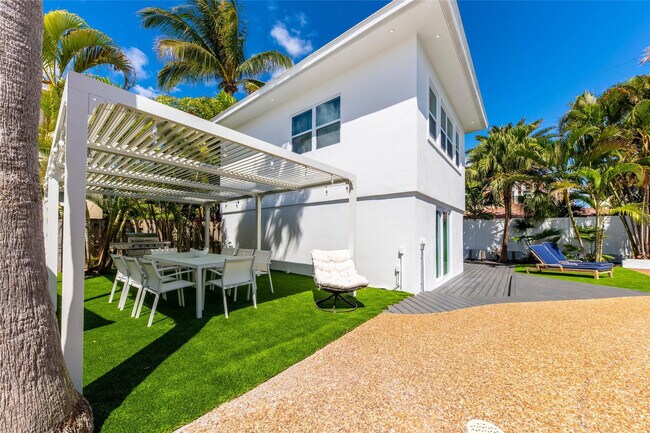 Building Photo - 3329 NE 17th St