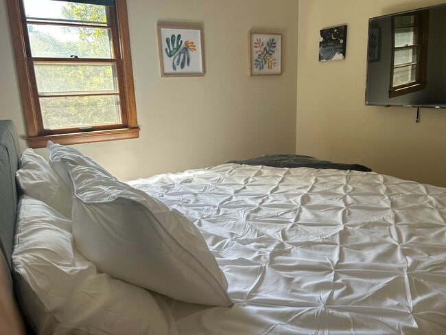 Building Photo - Beautifully Renovated Ranch-style Home!
