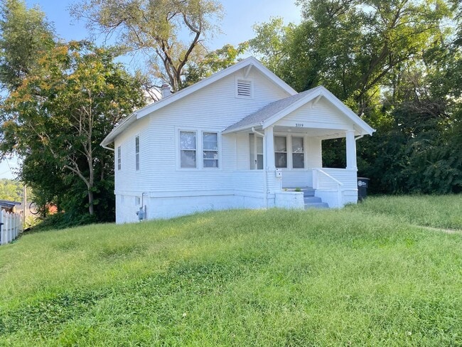 Building Photo - 1/2 OFF FIRST MONTH'S RENT SPECIAL On Upda...
