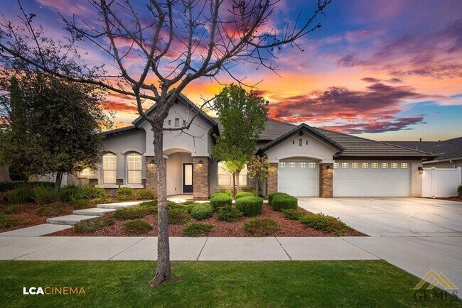 Building Photo - Luxury Living in Windermere Seven Oaks: Modern 5 Bed, 3 Bath Home with Pool, Solar, and Gated Nei...