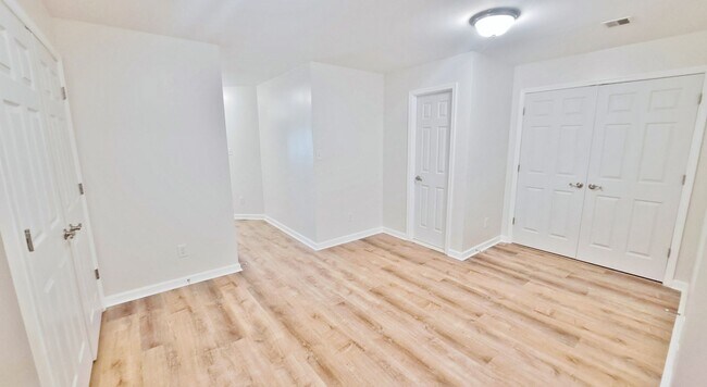 Building Photo - 3 Bed / 2 Full and 2 Half Bath Single Family Townhome