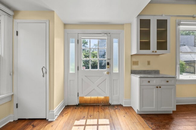 Building Photo - Beautiful German Village Home with Parking...