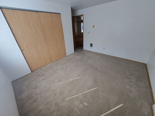 Building Photo - 2 Bed/1.5 Bath Apartment - NE Purcell Blvd