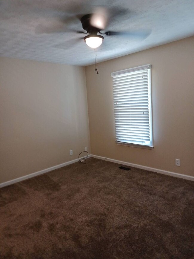 Building Photo - 3 Bedroom 2.5 Bathroom Home!