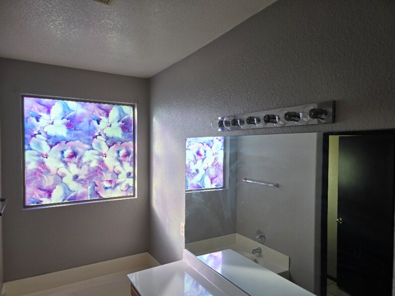 Building Photo - 8228 W Palmaire Ave