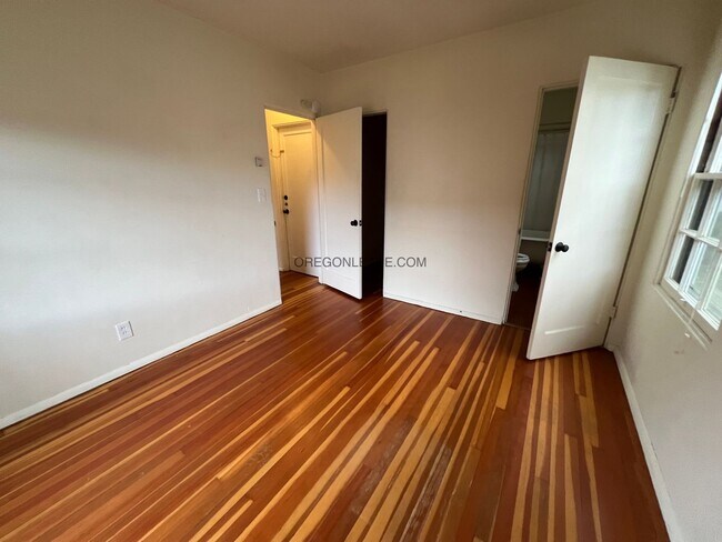 Building Photo - 2 Bedroom 2 bath downtown apartment available now