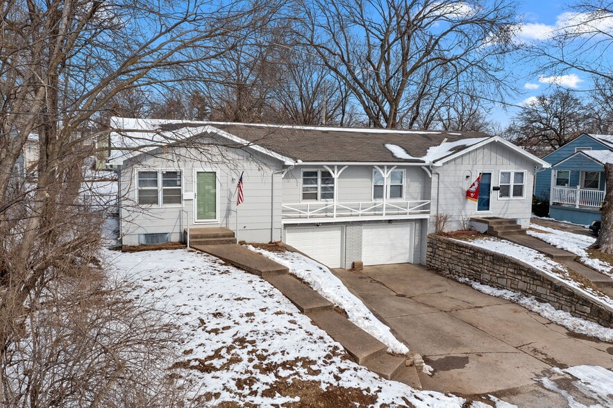 Building Photo - 906 E 84th St