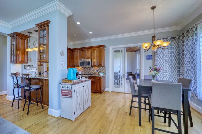 Building Photo - 137 N Ridge Ln