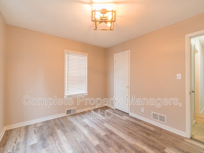 Building Photo - 1713 1st Ave NE