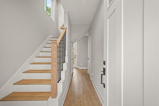 Building Photo - 823 Woodcrest Dr